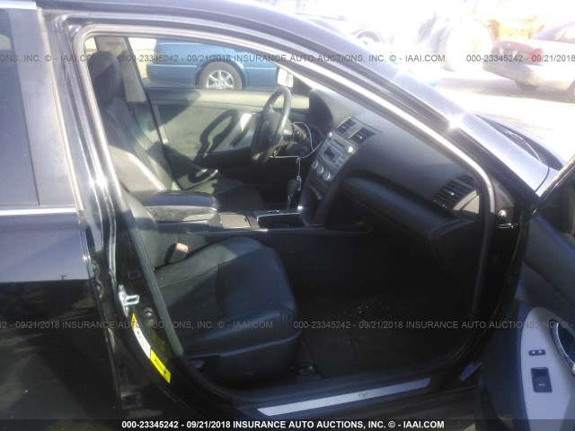 4T1BF3EK3BU192895 - 2011 TOYOTA CAMRY SE/LE/XLE შავი ფოტო 5