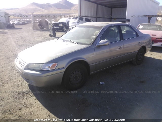 JT2BG22K3V0028812 - 1997 TOYOTA CAMRY LE/XLE SILVER photo 2