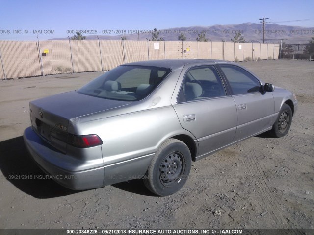 JT2BG22K3V0028812 - 1997 TOYOTA CAMRY LE/XLE SILVER photo 4