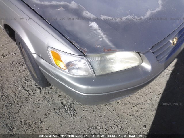 JT2BG22K3V0028812 - 1997 TOYOTA CAMRY LE/XLE SILVER photo 6