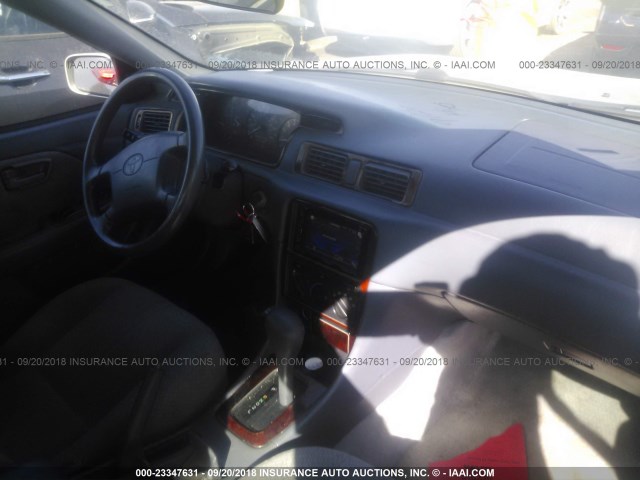 4T1BG28K3YU688288 - 2000 TOYOTA CAMRY CE/LE/XLE 银色 照片 5