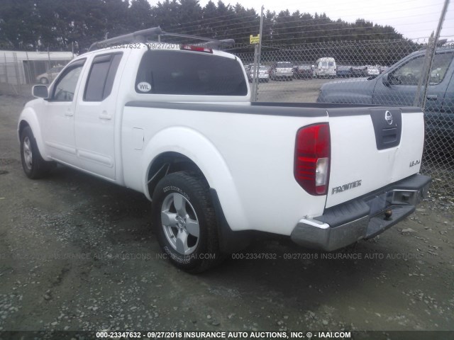 1N6AD09W28C427994 - 2008 NISSAN FRONTIER CREW CAB LE/SE/OFF ROAD WHITE photo 3