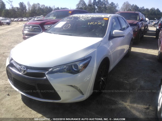 4T1BF1FK6HU663174 - 2017 TOYOTA CAMRY LE/XLE/SE/XSE WHITE photo 2