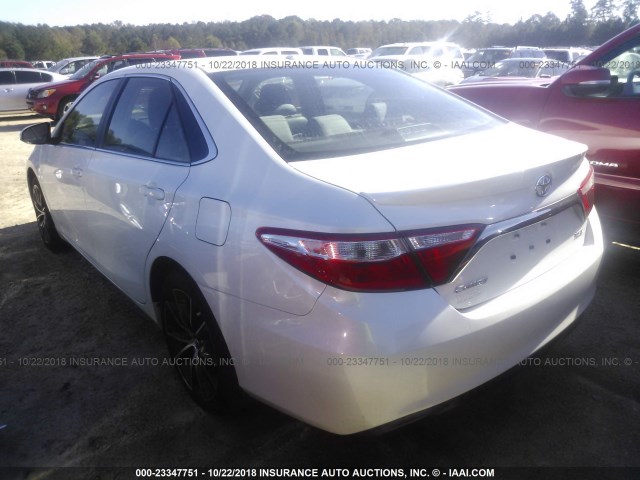 4T1BF1FK6HU663174 - 2017 TOYOTA CAMRY LE/XLE/SE/XSE WHITE photo 3