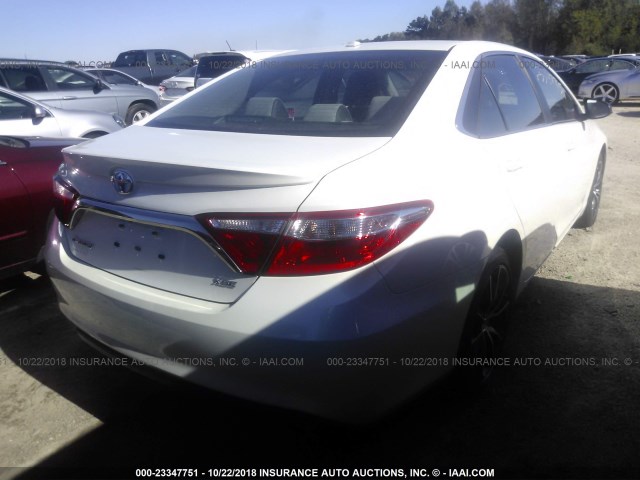 4T1BF1FK6HU663174 - 2017 TOYOTA CAMRY LE/XLE/SE/XSE WHITE photo 4