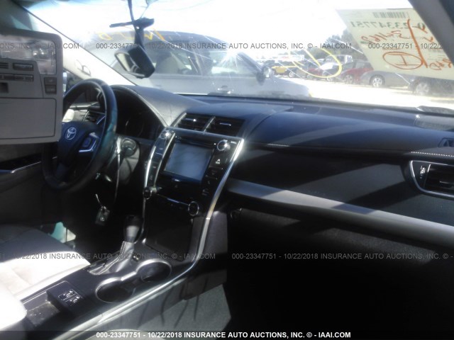 4T1BF1FK6HU663174 - 2017 TOYOTA CAMRY LE/XLE/SE/XSE WHITE photo 5