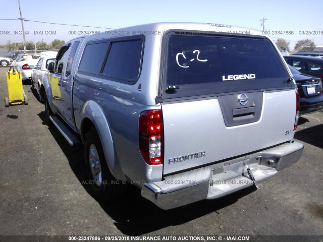 1N6AD0CU0BC408410 - 2011 NISSAN FRONTIER SV/PRO-4X SILVER photo 3