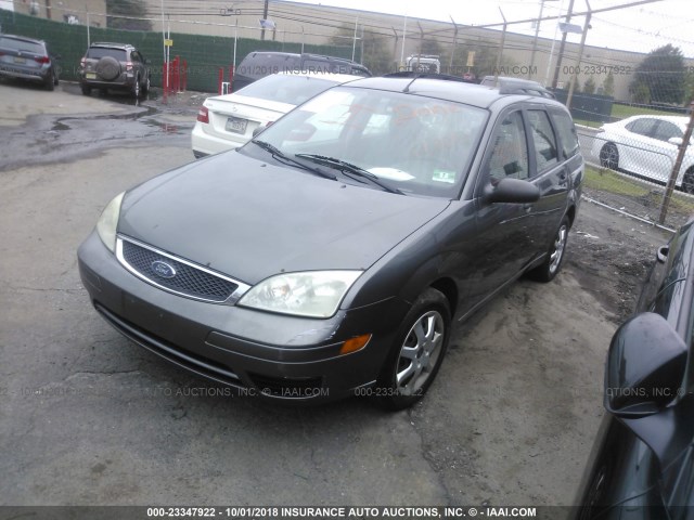 1FAHP36N25W239997 - 2005 FORD FOCUS ZXW GRAY photo 2