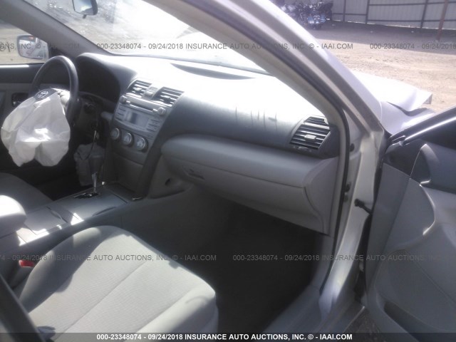 4T1BF3EK6BU701832 - 2011 TOYOTA CAMRY SE/LE/XLE ვერცხლისფერი ფოტო 5