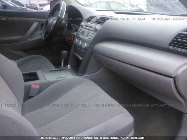 4T4BE46K19R070270 - 2009 TOYOTA CAMRY SE/LE/XLE 灰色 照片 5