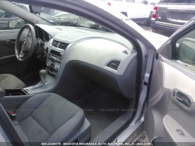 1G1ZA5E06CF386606 - 2012 CHEVROLET MALIBU LS ვერცხლისფერი ფოტო 5
