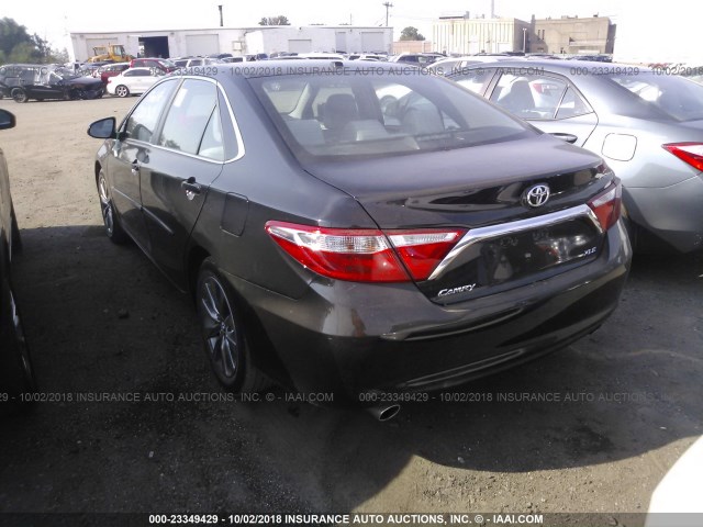 4T1BK1FK9HU579930 - 2017 TOYOTA CAMRY XSE/XLE Qara foto 3