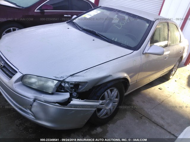JT2BG22KX10601229 - 2001 TOYOTA CAMRY CE/LE/XLE 银色 照片 2