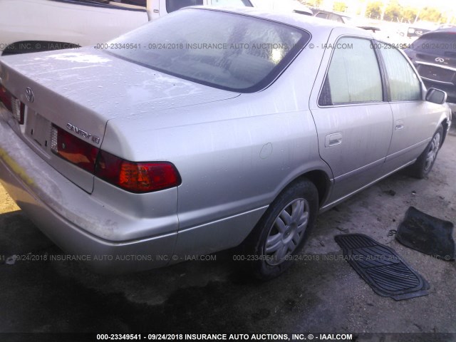 JT2BG22KX10601229 - 2001 TOYOTA CAMRY CE/LE/XLE 银色 照片 4