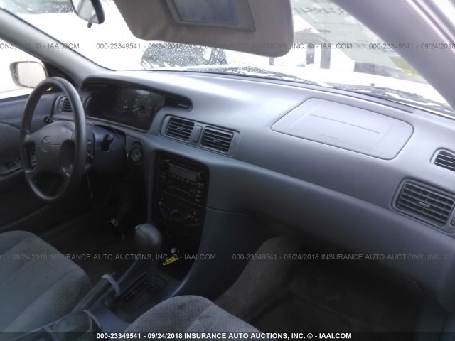 JT2BG22KX10601229 - 2001 TOYOTA CAMRY CE/LE/XLE 银色 照片 5