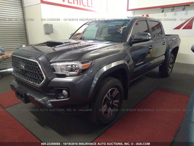 3TMAZ5CN4JM057492 - 2018 TOYOTA TACOMA DBL CAB/SR5/TRD SPORT/OR GRAY photo 2