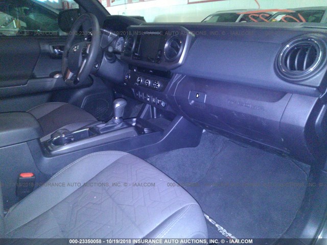 3TMAZ5CN4JM057492 - 2018 TOYOTA TACOMA DBL CAB/SR5/TRD SPORT/OR GRAY photo 5