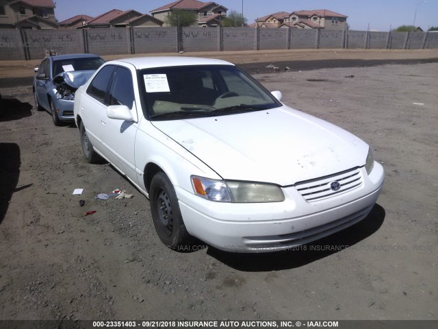 JT2BG22K0W0143756 - 1998 TOYOTA CAMRY CE/LE/XLE 白色 照片 1