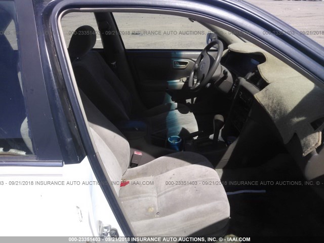 JT2BG22K0W0143756 - 1998 TOYOTA CAMRY CE/LE/XLE 白色 照片 5