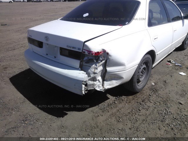 JT2BG22K0W0143756 - 1998 TOYOTA CAMRY CE/LE/XLE 白色 照片 6