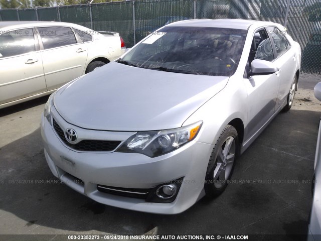 4T1BF1FK8DU223869 - 2013 TOYOTA CAMRY L/SE/LE/XLE Gümüş foto 2