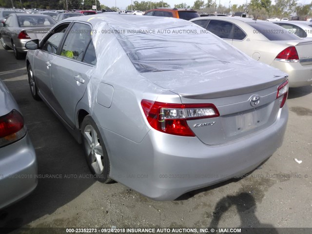 4T1BF1FK8DU223869 - 2013 TOYOTA CAMRY L/SE/LE/XLE Gümüş foto 3