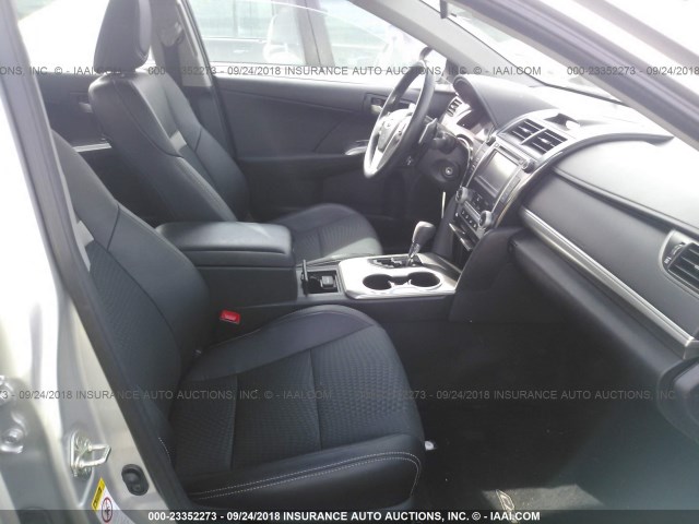 4T1BF1FK8DU223869 - 2013 TOYOTA CAMRY L/SE/LE/XLE Gümüş foto 5