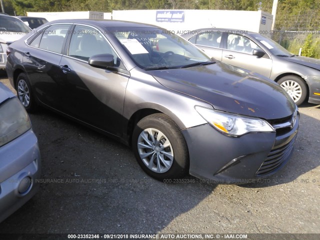 4T1BF1FK8HU623016 - 2017 TOYOTA CAMRY LE/XLE/SE/XSE 灰色 照片 1