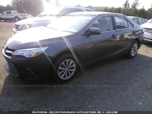 4T1BF1FK8HU623016 - 2017 TOYOTA CAMRY LE/XLE/SE/XSE 灰色 照片 2