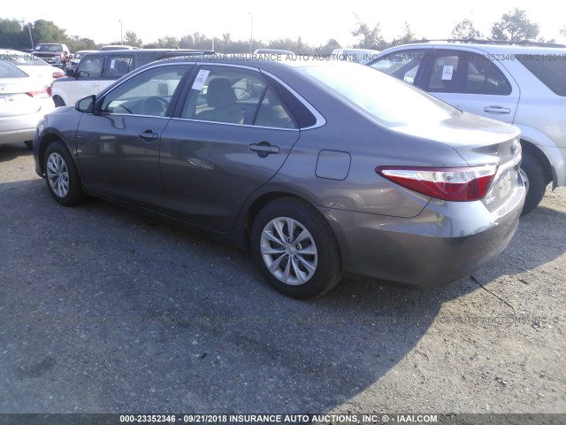 4T1BF1FK8HU623016 - 2017 TOYOTA CAMRY LE/XLE/SE/XSE 灰色 照片 3