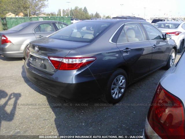 4T1BF1FK8HU623016 - 2017 TOYOTA CAMRY LE/XLE/SE/XSE GRAY photo 4