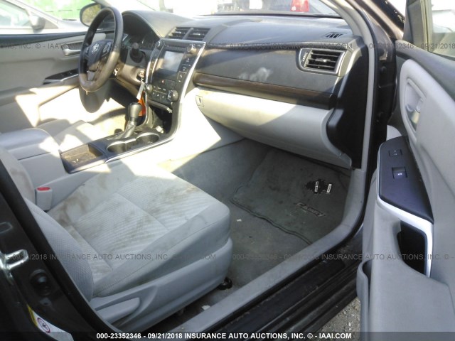 4T1BF1FK8HU623016 - 2017 TOYOTA CAMRY LE/XLE/SE/XSE 灰色 照片 5