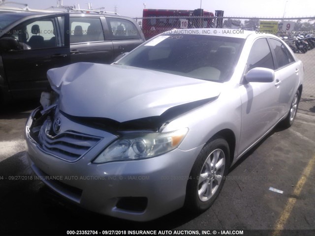 4T1BF3EK1BU712270 - 2011 TOYOTA CAMRY SE/LE/XLE ვერცხლისფერი ფოტო 2