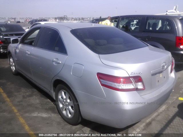 4T1BF3EK1BU712270 - 2011 TOYOTA CAMRY SE/LE/XLE ვერცხლისფერი ფოტო 3