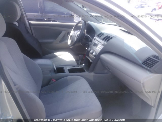 4T1BF3EK1BU712270 - 2011 TOYOTA CAMRY SE/LE/XLE ვერცხლისფერი ფოტო 5