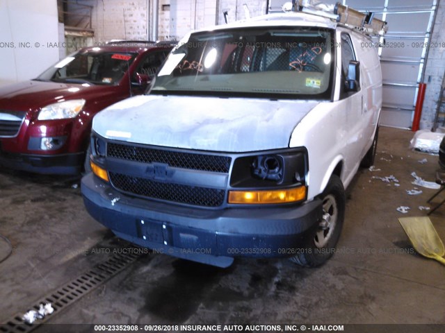 1GCFG15X181219427 - 2008 CHEVROLET EXPRESS G1500  WHITE photo 2