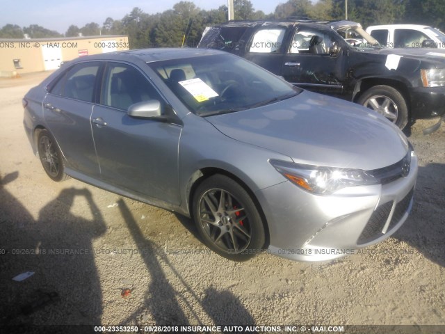4T1BF1FK5HU409102 - 2017 TOYOTA CAMRY LE/XLE/SE/XSE SILVER photo 1