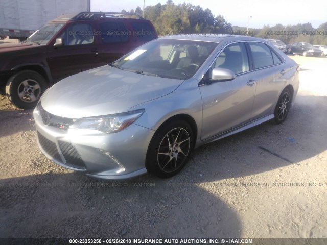 4T1BF1FK5HU409102 - 2017 TOYOTA CAMRY LE/XLE/SE/XSE SILVER photo 2