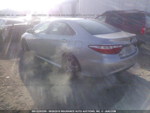 4T1BF1FK5HU409102 - 2017 TOYOTA CAMRY LE/XLE/SE/XSE SILVER photo 3