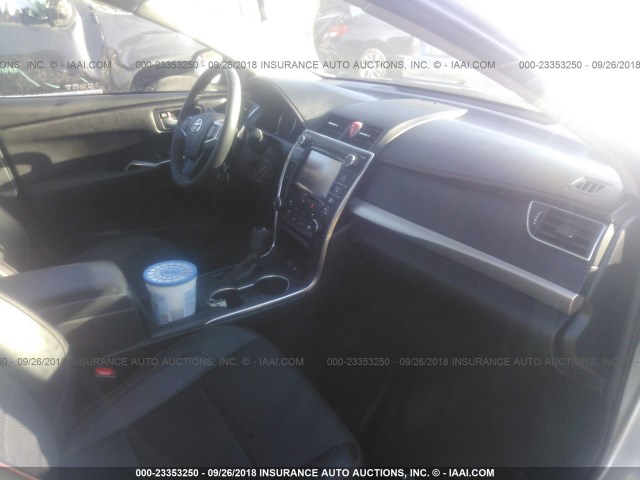 4T1BF1FK5HU409102 - 2017 TOYOTA CAMRY LE/XLE/SE/XSE SILVER photo 5