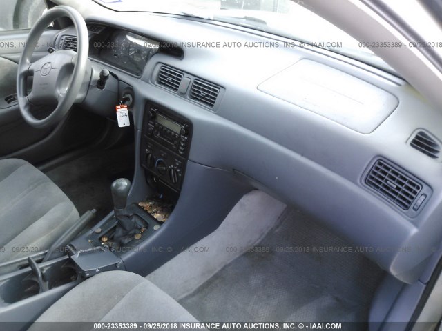 4T1BG22KX1U090262 - 2001 TOYOTA CAMRY CE/LE/XLE 银色 照片 5