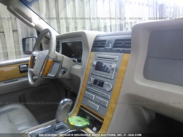 5LMFU28567LJ24799 - 2007 LINCOLN NAVIGATOR Czarny zdjęcie 5