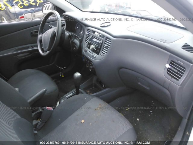 KNADE243296547457 - 2009 KIA RIO 5 SX WHITE photo 5