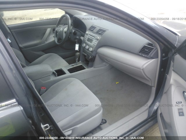 4T4BF3EK4AR065769 - 2010 TOYOTA CAMRY SE/LE/XLE ნაცრისფერი ფოტო 5