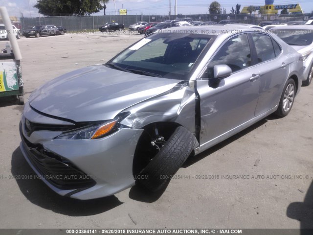 4T1B11HK0JU072808 - 2018 TOYOTA CAMRY L/LE/XLE/SE/XSE SILVER photo 6