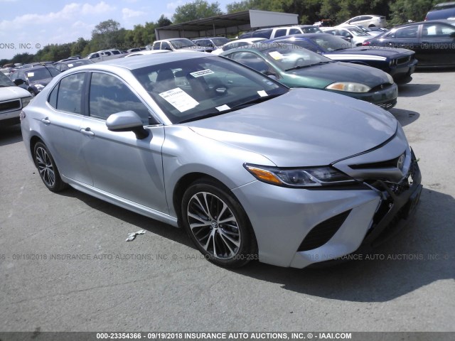 4T1B11HK7JU603230 - 2018 TOYOTA CAMRY L/LE/XLE/SE/XSE SILVER photo 1