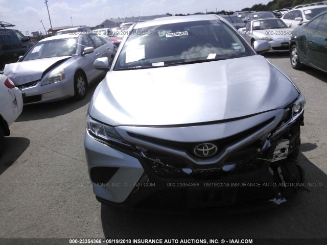 4T1B11HK7JU603230 - 2018 TOYOTA CAMRY L/LE/XLE/SE/XSE SILVER photo 6