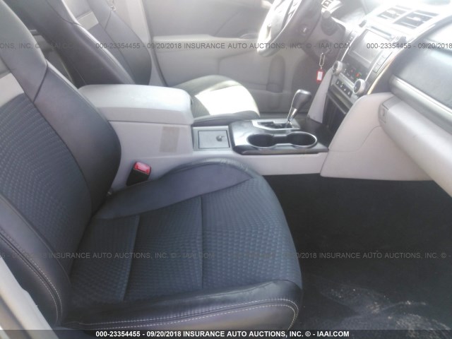 4T1BF1FK7EU349092 - 2014 TOYOTA CAMRY L/SE/LE/XLE 银色 照片 5