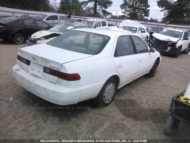 JT2BG22K9V0027535 - 1997 TOYOTA CAMRY LE/XLE WHITE photo 4