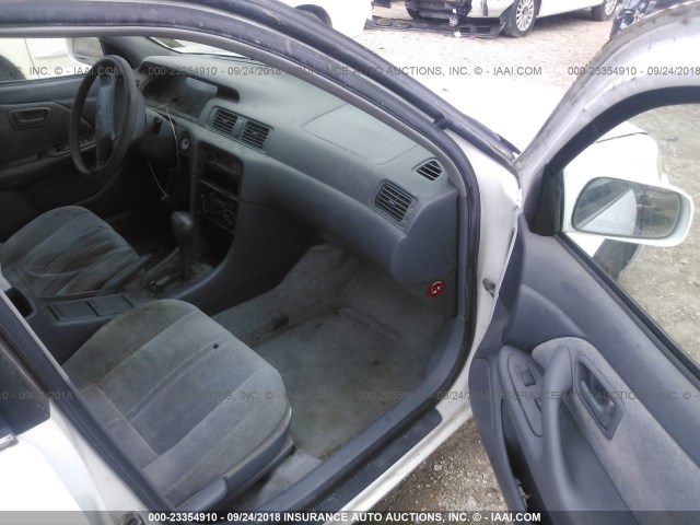 JT2BG22K9V0027535 - 1997 TOYOTA CAMRY LE/XLE WHITE photo 5